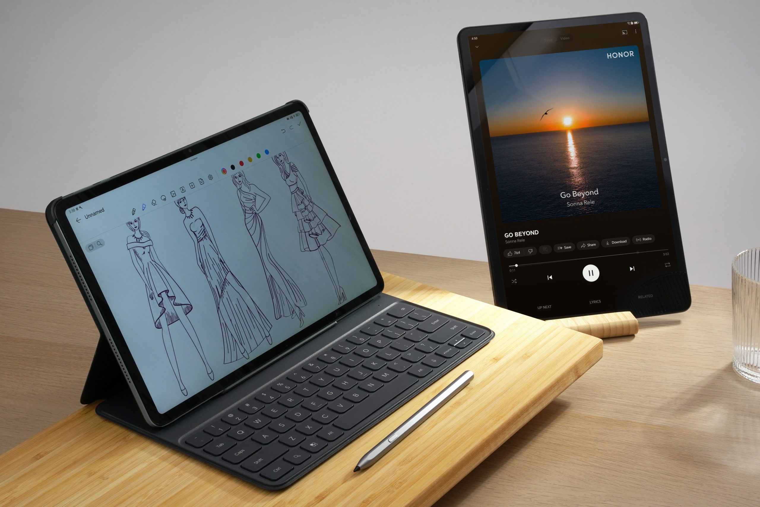 HONOR Pad 9 dilengkapi dengan keyboard dan pencil, memberikan kemudahan bagi pengguna untuk menjalankan aktivitas sehari-hari dengan efisiensi tinggi